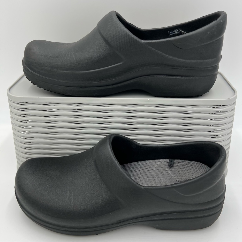 Crocs Neria Pro II Clogs Black Nursing Shoes Size 8